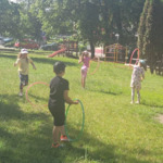 dzieci bawią się hula-hop