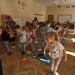 dzieci przeskakują nad talerzykami
