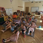 dzieci siedzą na piłce