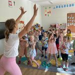 dzieci wyciągają ręcę do góry