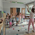 dzieci klaszczą nad głową
