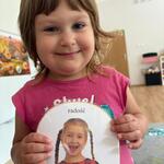 uśmiechnięta dziewczynka