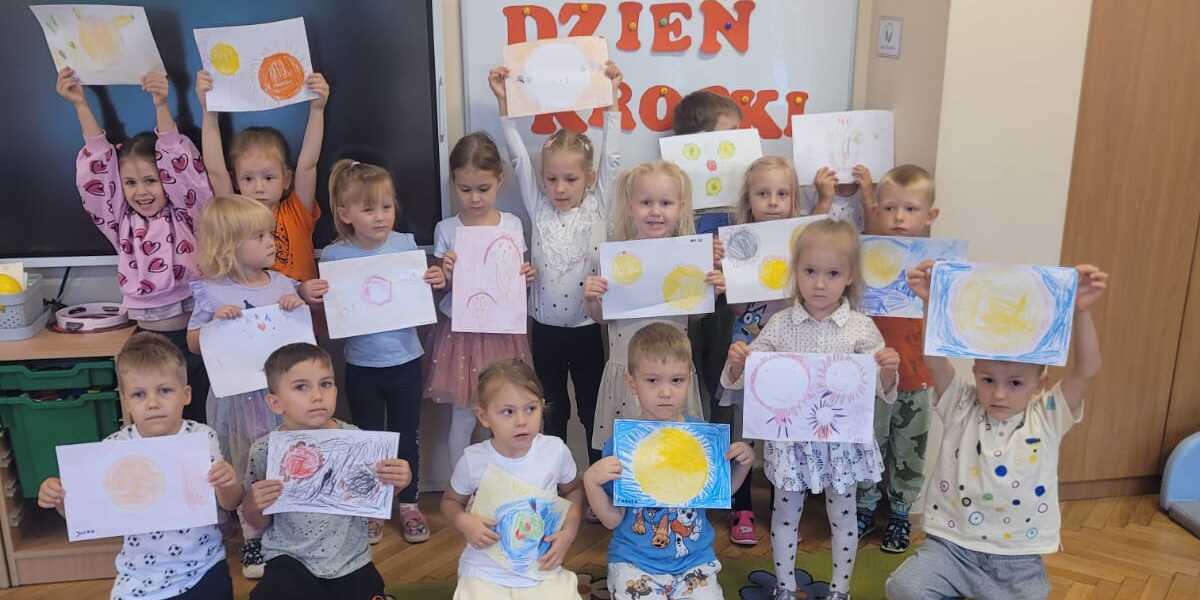dzieci trzymają obrazki