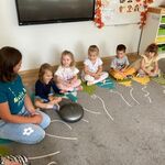 dziewczynka uderza pałeczkami w instrument