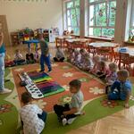 chłopiec stoi na macie z klawiszami