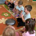 chłopiec siedzi przy instrumencie