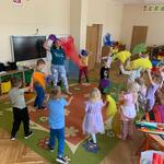 dzieci machają kolorowymi chustami
