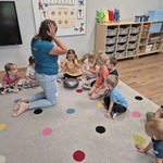 dziewczynka gra na instrumencie
