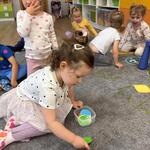 dziewczynka kładzie zielone kółko