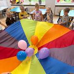 dzieci trzymają balony na chuście animacyjnej