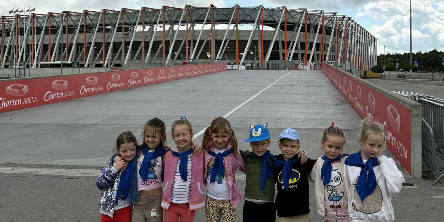 dzieci przy stadionie