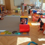 dzieci pokonują tor przeszkód