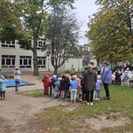 pracownicy i dzieci na placu przedszkolnym