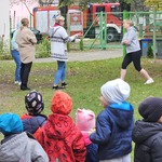 panie i dzieci obserwują wóz strażacki