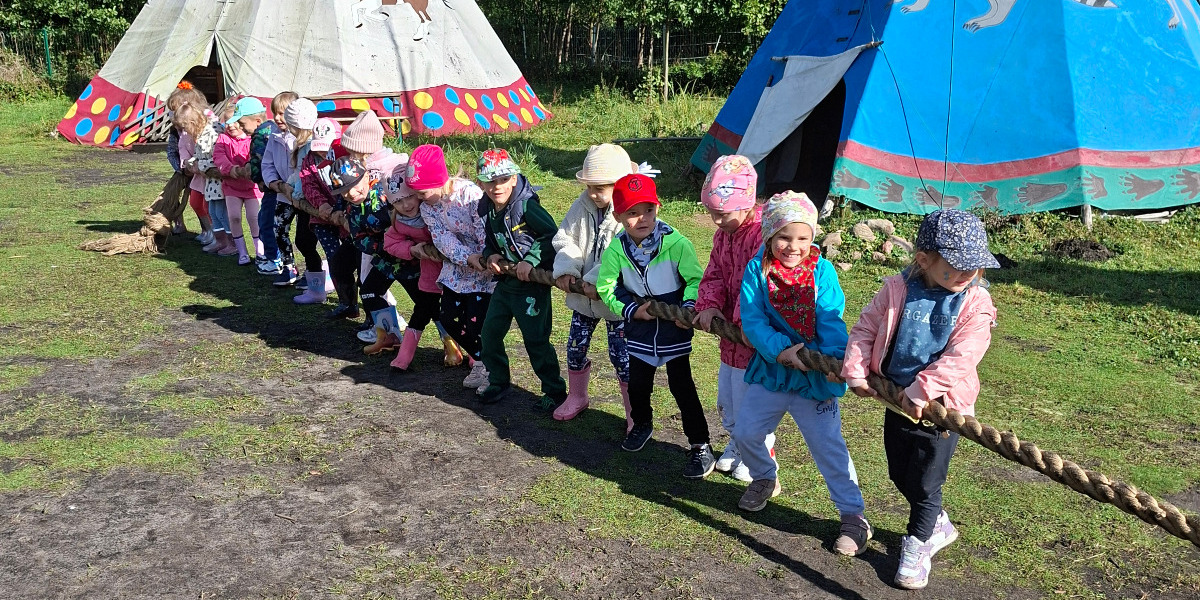 dzieci ciągną linę