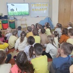 dzieci oglądają film edukacyjny o relacjach