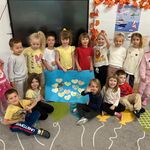 dzieci trzymają planszę z serduszkiem przyjaźni