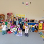 dzieci trzymają przed sobą kolorowe serca
