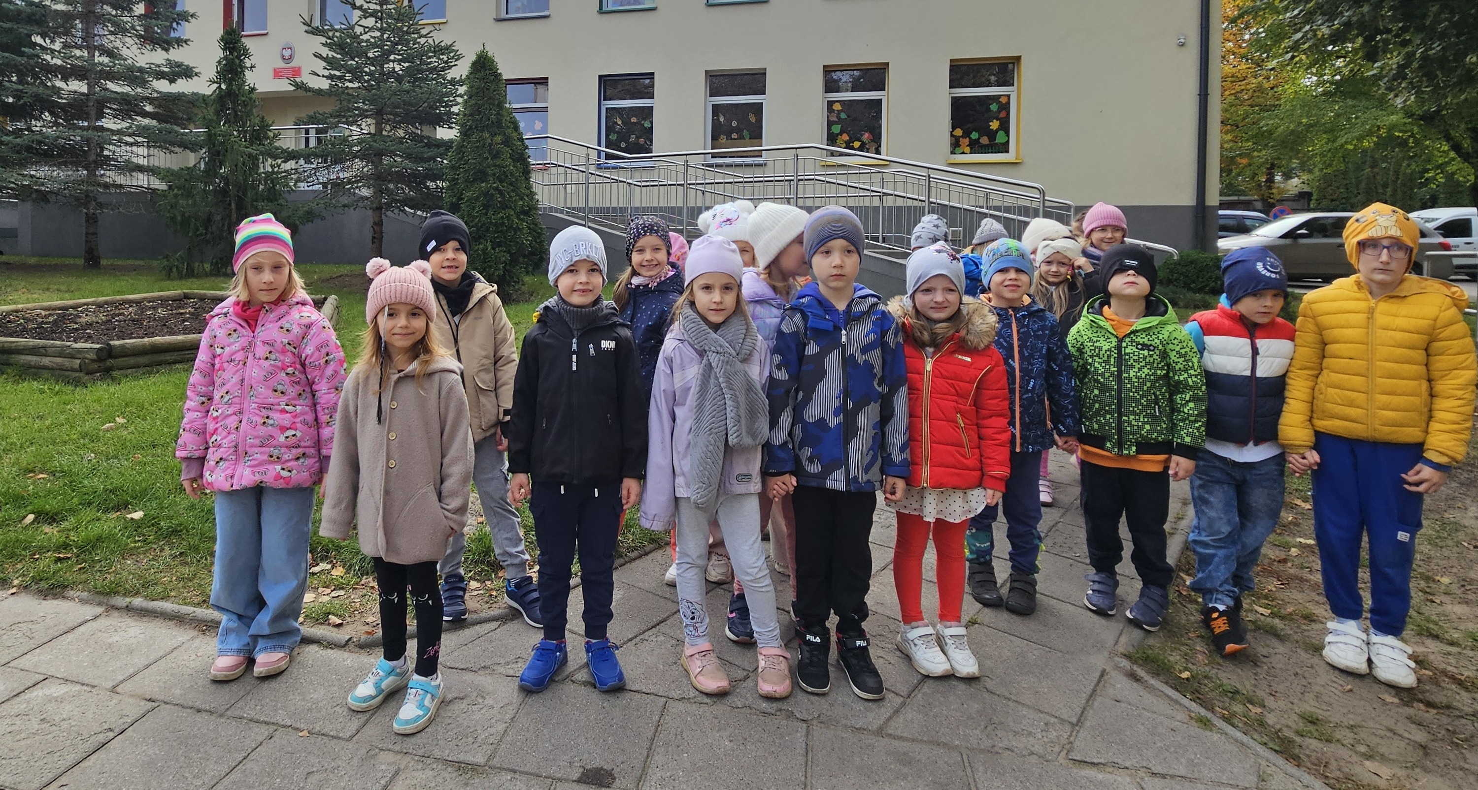 dzieci przed budynkiem przedszkola