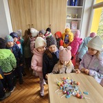 dziewczynki wybierają słodycze