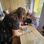 Pani Dyrektor rozkłada na biurku upominki