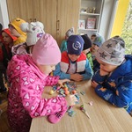 dzieci przy biurku z upominkami