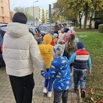 dzieci idą na spacer