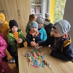 chłopcy trzymają lizaki