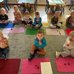 dzieci mają dwa kasztany na kolorowych dywanikach