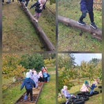 dzieci pokonują ścieżkę sensoryczną