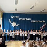 dzieci podczas śpiewu piosenki