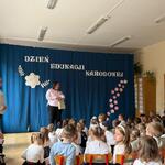 Pani Dyrektor stoi przed dziećmi
