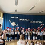 dzieci trzymają wysoko czerwone serca