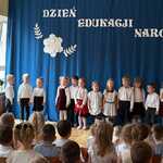 dzieci podczas śpiewania piosenki