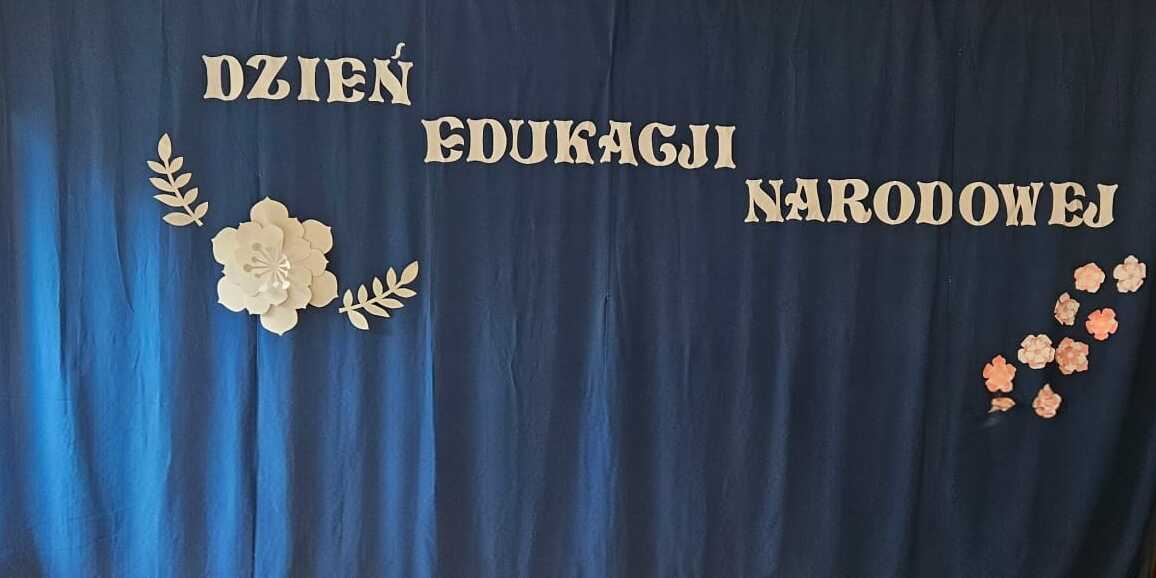 biały napis dzień edukacji narodowej na niebieskim tle