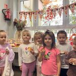 dzieci trzymają wypieki
