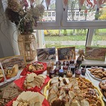 różne rodzaje pieczywa na stole