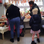 rodzice z dziećmi wybierają pieczywo