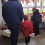 rodzice z dziećmi przy stole z pieczywem