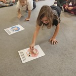 dziewczynka i chłopiec kładą papierowe ciastka