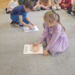 dzieci liczą papierowe ciastka