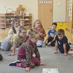 dziewczynka patrzy na kartkę z obrazkami