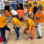 dzieci przekazują sobie piłki lekarskie
