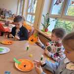 dzieci ozdabiają papierowe talerzyki