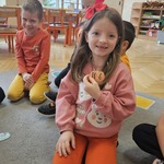 dziewczynka trzyma papierową dynię z działaniem matematycznym