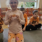 dziewczynka pokazuje papierową dynię z działaniem matematycznym