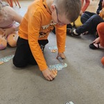 chłopiec dopasowuje papierową dynię