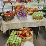 jabłka w koszykach i soki jabłkowe