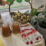gruszki w koszyku i sok z gruszek w dzbankach