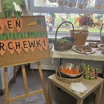 stół z marchewkami i musami